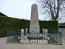 Photographie du monument aux morts de Balan, situé à proximité de l'église.