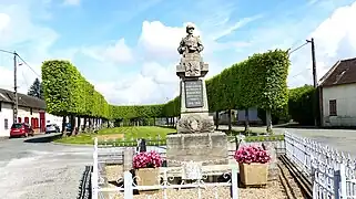 Le champ de foire et le monument aux morts.