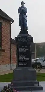 Poilu au repos (monument aux morts)