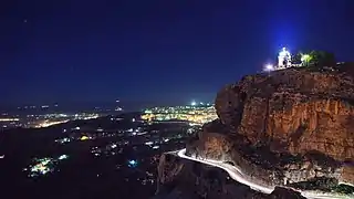 L'arc de triomphe de Constantine, illuminé surplombant la ville.