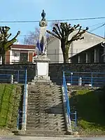 Le monument aux morts sur la place de l'Église.