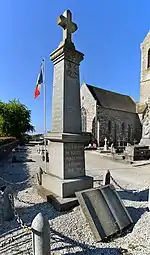 Le monument aux morts dans le cimetière.