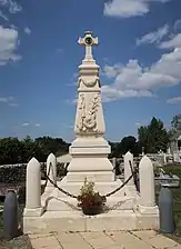 Monument aux morts, dans le cimetière.