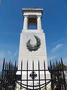 Le monument aux morts de Gassin, situé dans le cimetière de la commune.