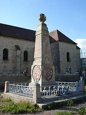 Monument aux morts de La Barèche. Église Saint-Hippolyte en arrière-plan.