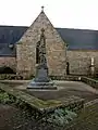 Le monument aux morts avec la façade nord de l'église en arrière plan.