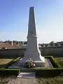 Monument aux morts de Premeaux-Prissey. Inscription: "À nous le souvenir. À eux l'immortalité".
