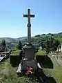 Monument aux morts de Riverie (Rhône), au cimetière. Vue globale.