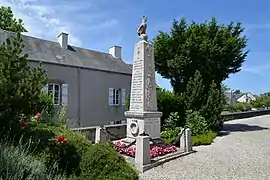 Monument aux morts« Monument aux morts de Saint-Georges-Montcocq », sur Wikimanche
