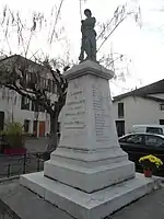 Poilu au repos (monument aux morts)« Monument aux morts de 1914-1918 à Saint-Quentin-sur-Isère », sur À nos grands hommes