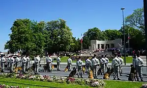 Le 132e RI devant le monument.