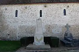 Monument aux morts et mur nord de l'église.