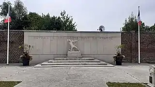 Monument aux morts du carré militaire du cimetière de Roubaix.