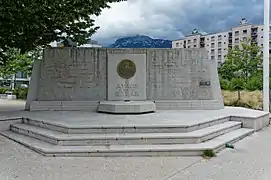 Monument aux morts du square des Fusillés.