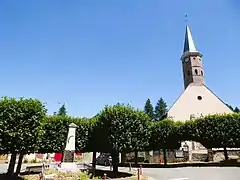 Monument aux morts et église.