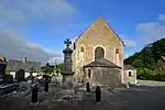 Le monument aux morts et l’église Saint-Pierre.