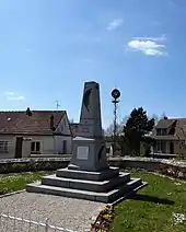 Monument aux morts et ancienne éolienne.