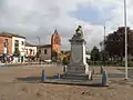 Monument aux morts et l'église