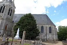 Cimetière, monument aux morts et abside de l'église.