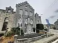 Le monument aux morts et l'ancienne maison communale.