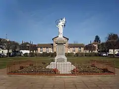 Monument aux morts et place Bernard Palissy.