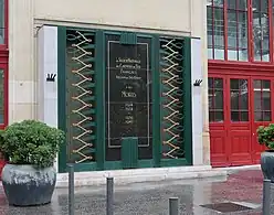 Monument aux morts, sur le parvis.