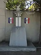 Le monument aux morts, situé au chef-lieu, est une stèle surmonté d’une sculpture représentant un flambeau.