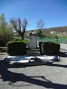 Le vieux monument aux morts, situé au hameau ancien chef-lieu, est une simple stèle.