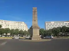 Monument aux morts au centre de la place.