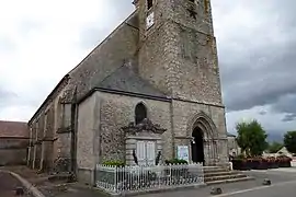 Monument aux morts et portail de l'église.