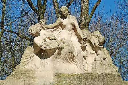 « La race noire accueillie par la Belgique »(Monument aux pionniers belges au Congo, parc du Cinquantenaire à Bruxelles)