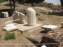 Vestiges du monument in situ, à l'ouest du théâtre de Dionysos.