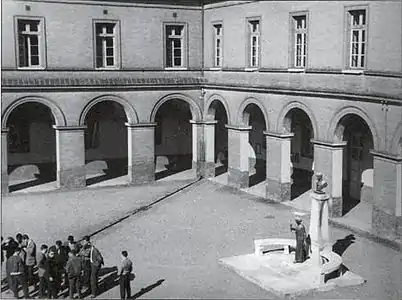 Vers 1950, dans la cour d’honneur de l'ancienne école vétérinaire de Toulouse, dans le quartier Matabiau.