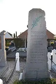 Le monument aux morts situé au cimetière.