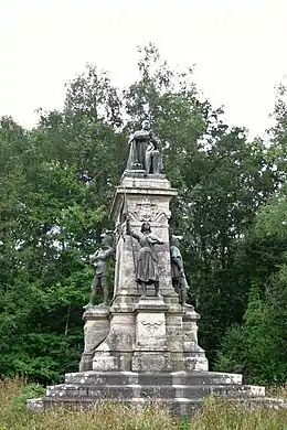 Le monument du comte de Chambord.