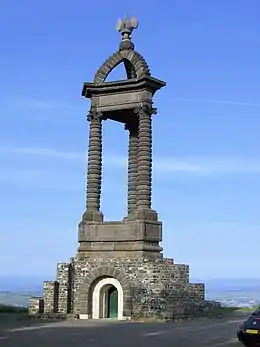 Le monument commémoratif actuel, sur son socle à degrés doté d'un escalier latéral.