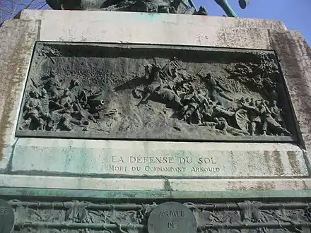 bas-relief en bronze commémorant la mort du Commandant Arnould (1/2)