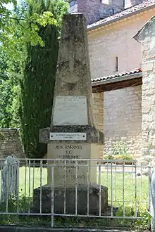 Le monument est un simple obélisque, entouré d'une petite grille. Il est situé sur une pelouse devant l'église.