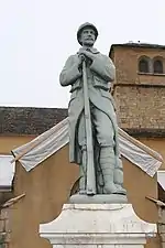 Poilu au repos (monument aux morts)