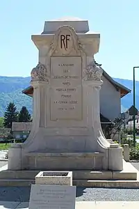 Monument aux morts de Peyrieu (Ain), premier de la sorte à être érigé en France après la Première Guerre mondiale.