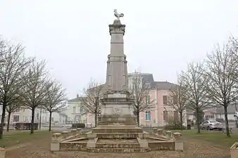 Monument aux morts sur la place du Village.