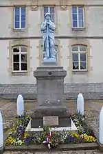 Poilu au repos (monument aux morts)