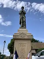 Poilu au repos (monument aux morts)