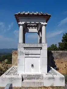 Monument mortuaire de la famille Nénot à Gassin, construit par l'architecte Henri-Paul Nénot et situé dans l'axe du monument aux morts construit également par lui.