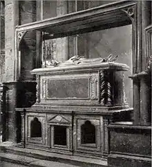 Photographie d'une tombe surmonté d'un gisant