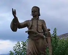 Photo montrant la statue de Mavromichalis à Aeropoli