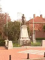 Poilu au repos (monument aux morts)