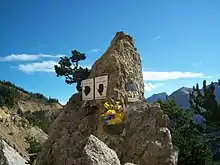 Photgraphie d'une stèle dans la montée d'un col.