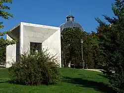 Cube évidé en béton, dans un parc