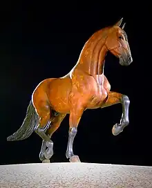 Statue équestre d'un cheval marron et noir.